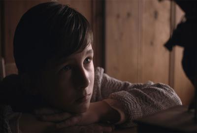 FRAIL (Puppenspiel)film still boy looks up